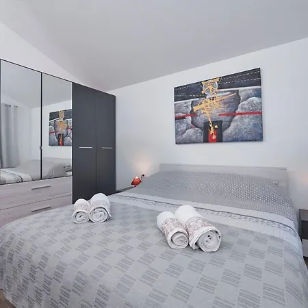 Giovanna By Interhome פורץ